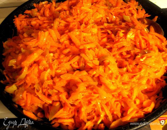 Перемешать в большом блюде или как я,в сковороде,где жарился лук. Если хотите,чтобы заготовочка постояла подольше,добавьте уксус на этом этапе,перемешать.