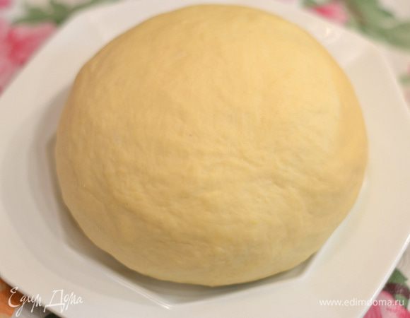 Замесить тесто, добавив растительное масло, чтобы тесто лучше замешивалось (если тесто очень тугое, добавьте минеральной воды). А вообще, сначала тесто будет немного туговатое, но его нужно хорошенько замесить, немного побить об стол.