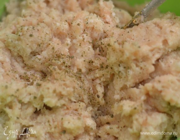 Тем временем приготовьте фарш: перемолоть в мясорубке мясо с луком и салом, посолить, поперчить, добавить молотый лавровый лист.