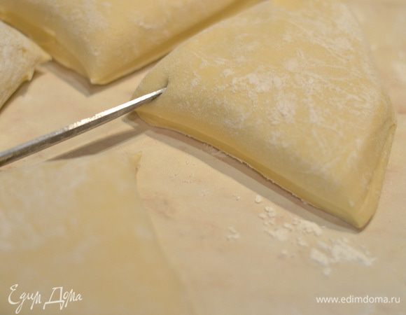 Тесто нарезать на четыре части, одну часть выложить на разделочный стол, остальные 3 снова обернуть пищевой пленкой, чтобы тесто не обветрилось.