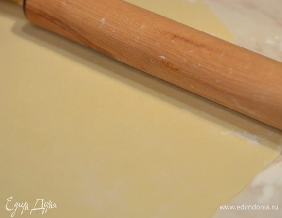 Скалкой раскатать тоненькое тесто.