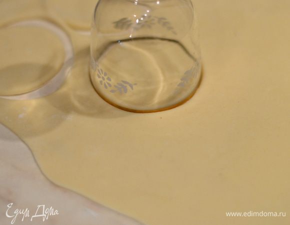 Вырезать стопкой или стаканом небольшие кружочки.