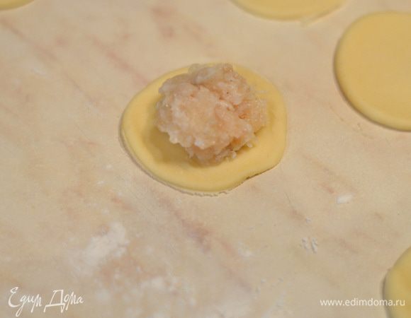 На серединку теста выложить немного фарша.