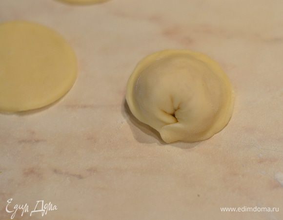 Завернуть и залепить края. Вот готовый пельмень!