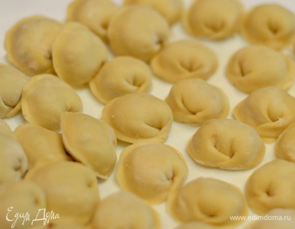 Пельменей получается много, я, правда, не считала, половину на ужин скушали, а остальную половину заморозила.