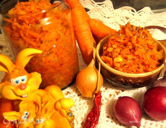 Для хранения в холодильнике старайтесь утрамбовать салатик,чтобы вся морковка была в рассоле.