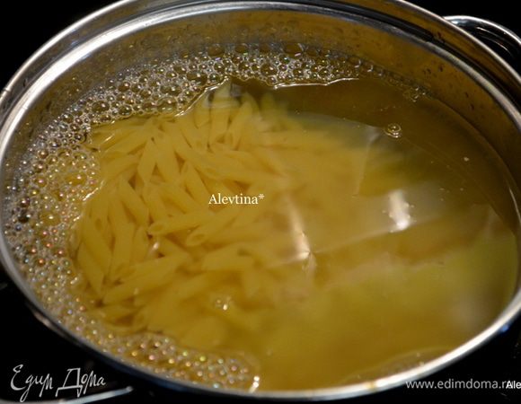 Отварить пасту на нужное кол-во как указано на упаковке.
Если нет в продаже смеси чили, делаем в домашних условиях , смешав все в емкости. Оставшуюся часть смеси перекладываем в закрытую емкость для следующего раза, храним в сухом месте.