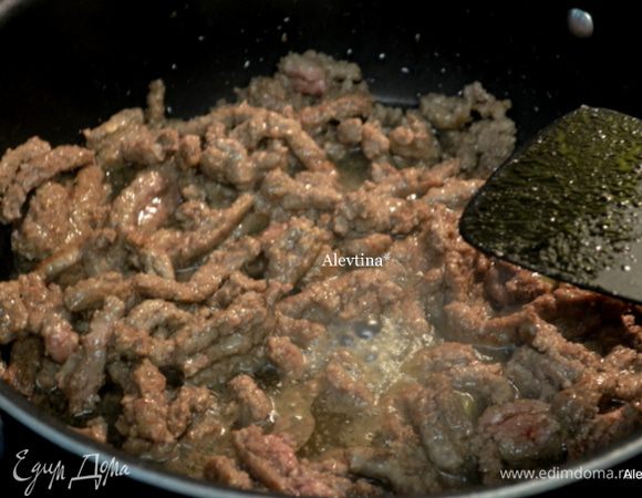 На разогретой сковороде с растительным маслом обжарить фарш.