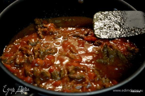 Затем добавить готовую смесь чили , томаты баночные , порезанные кубиками и томатную пасту и тушим все вместе несколько минут.