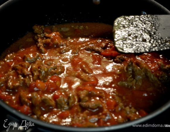 Затем добавить готовую смесь чили , томаты баночные , порезанные кубиками и томатную пасту и тушим все вместе несколько минут.