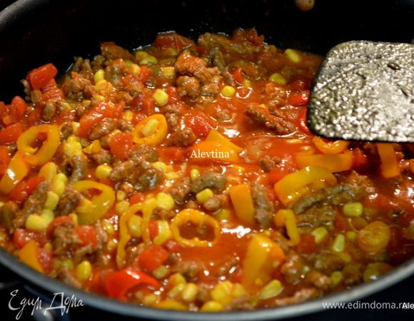 Добавим сладкий порезанный перец, замороженную или баночную кукурузу, перемешаем и тушим все вместе опять. Помешиваем.