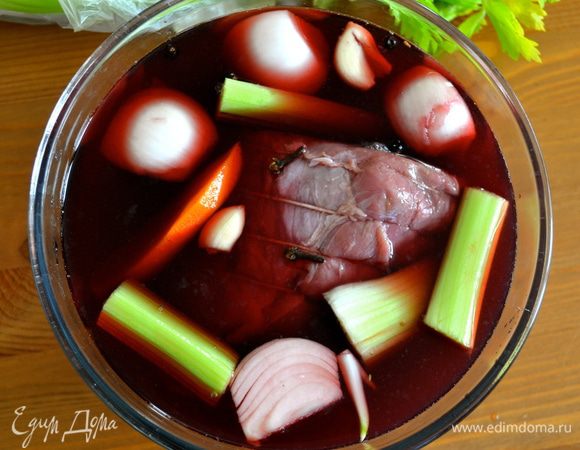 Овощи (лук, морковь, сельдерей) крупно нарезать. Мясо вместе с овощами, чесноком и специями (гвоздика, лавровый лист, мускатный орех) залить вином и оставить мариноваться на 6-7 часов (в идеале, на одну ночь). 