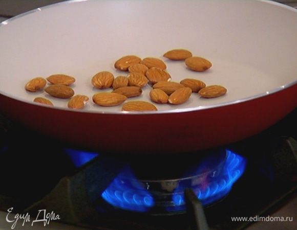 Миндаль подсушить на сковороде.