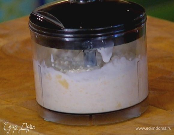 Добавить творог и взбить все так, чтобы остались небольшие кусочки банана.