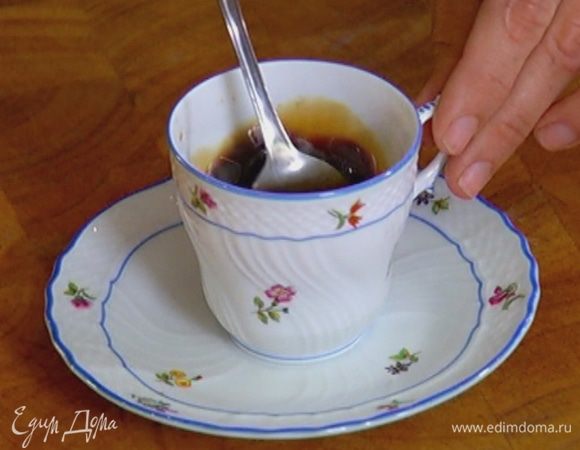 Растворимый кофе всыпать в чашку, залить 2 ст. ложками горячей воды, добавить сахар и перемешать. Кофе слегка остудить — он не должен быть очень горячим.