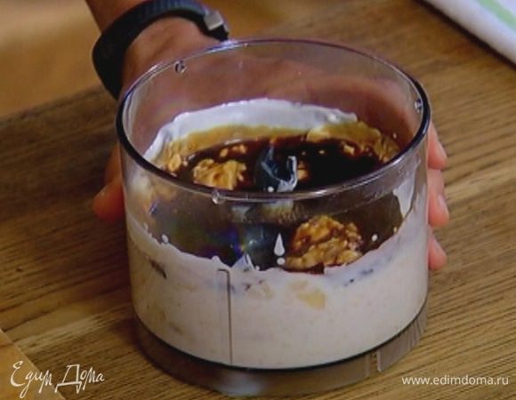 Влить кофе в творожно-банановую массу и еще немного взбить в блендере.