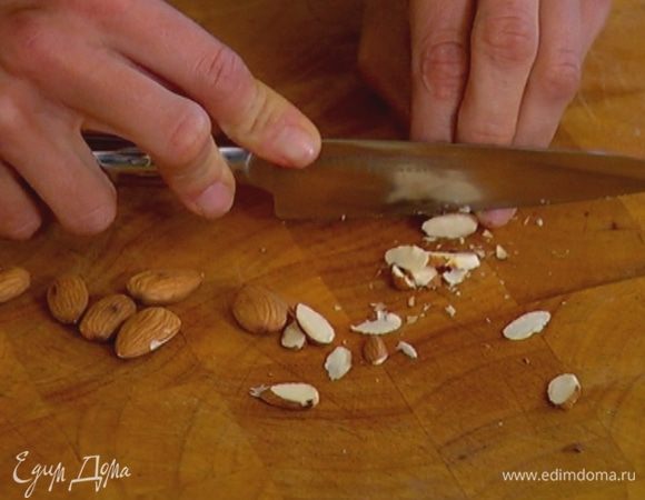 Подсушенные орехи порезать тонкими пластинками.