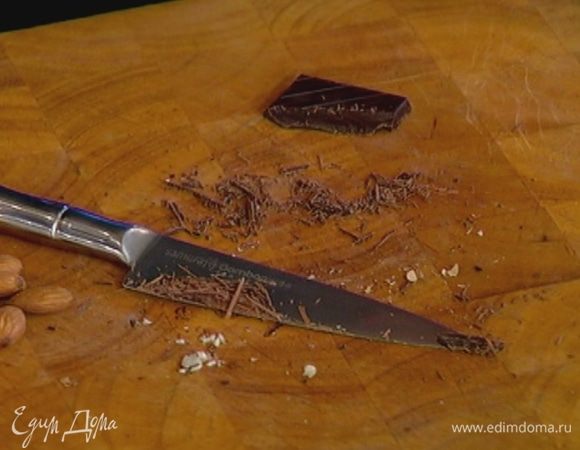 Шоколад нарезать стружкой.