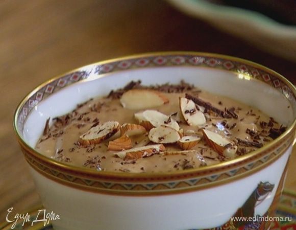 Кофейный десерт налить в чашку и украсить сверху измельченными орехами и шоколадом.