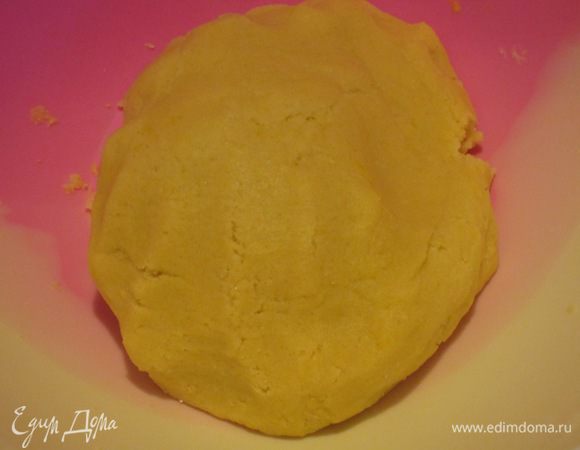 Добавить миндальную муку, сливочное масло, яйцо, сахар, цедру лимона и замесить гладкое однородное тесто.