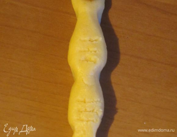  .... в местах сгиба сделать надрезы ножом или зубочисткой. Прижмите один миндаль на конец каждого печенья, чтобы придать ему вид ногтя.