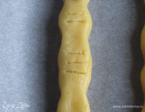 Выложить печенье на противень с пергаментом, основание каждого пальца смазать конфитюром и выпекать в разогретой до 180 °С духовке 15-20 минут. Остудить на решётке .