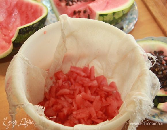 Арбуз разрезать, очистить от шкурки и семечек. Мякоть порезать на небольшие кусочки (примерно 1,5Х1,5см, размер не принципиален). 