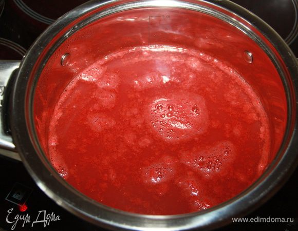 Сок вылить в кастрюлю с толстым дном, поставить на огонь. Довести до кипения, уменьшить огонь до небольшого.