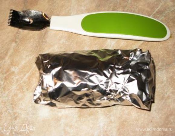 Использовать по необходимости. Хорошо к бутербродам с рыбой, сыром. Или перед запеканием натереть курицу чесноком и смазать растопленным маслом. Волшебно к несладким оладьям.