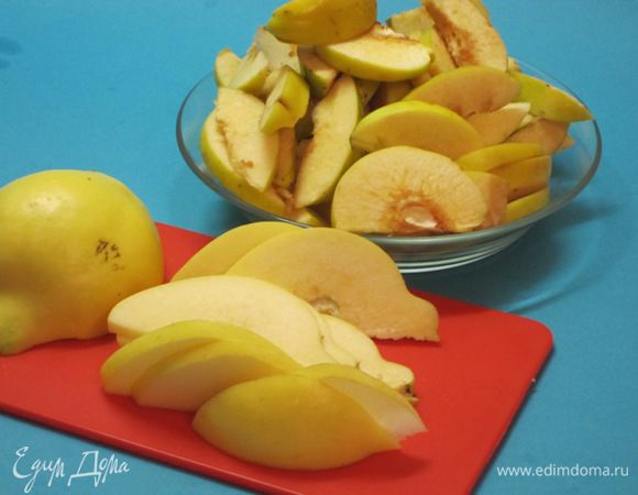 Тщательно вымыть плоды айвы. Нарезать дольками вместе с семенами.