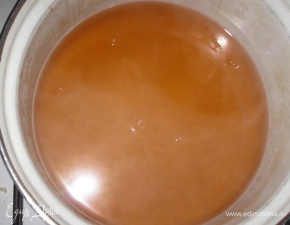 Под крышкой прогревать на слабом огне до полного размягчения. Массу процедить через 2 слоя марли (но не выжимать). Полученный сок вылить в кастрюлю, подогреть, добавить сахар. Варить до готовности.