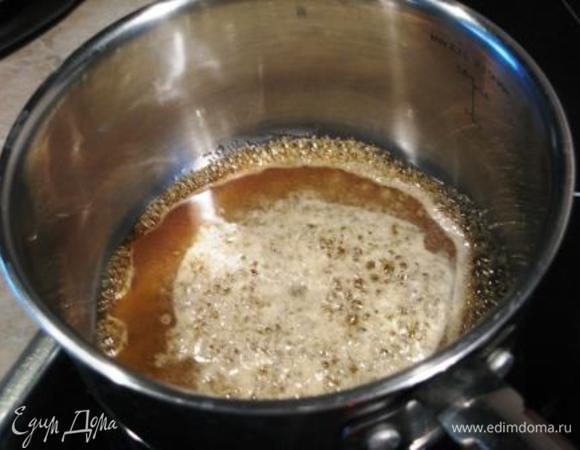 Нагреть сахар и 250 мл воды, сварить сироп.  У меня сахар коричневый, но это здесь вообще непринципиально.