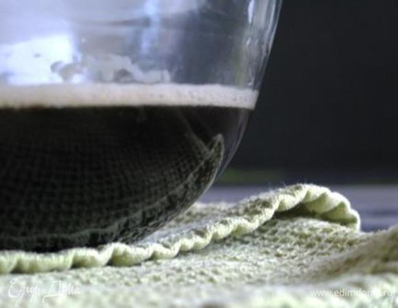 Залить кофе оставшейся водой, варить 10-15 мин. Остудить обе жидкости и смешать. Процедить. Добавить водку. 