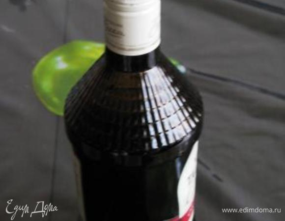 Разлить по бутылочкам и выдержать перед употреблением не меньше месяца. Если готовите из растворимого кофе, его можно просто растворить в кипятке. 