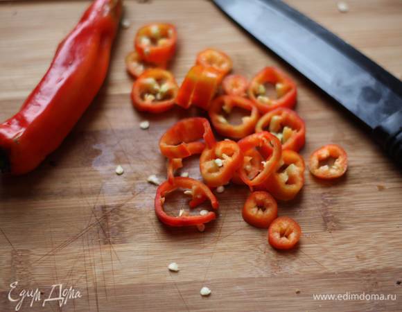 Перец нарезаем тонкими ломтиками, примерно 3-4 мм толщиной. Складываем в стерилизованную банку.