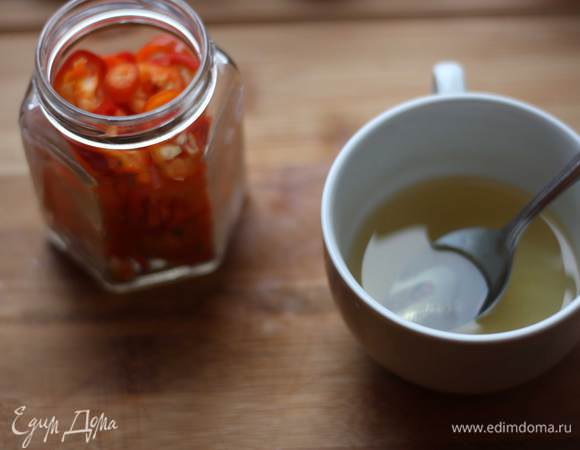 Для маринада смешиваем уксус,соль и сахар. Даем немного постоять, помешиваем, пока соль и сахар не растворятся. Заливаем маринадом перец. Даем постоять при комнатной температуре сутки.