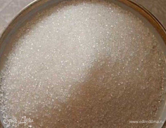 Сахар высыпать на дно трех литровой банки.