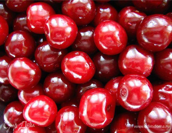 Сверху почти до краев высыпать вишню или любую другую ягоду, залить водкой.