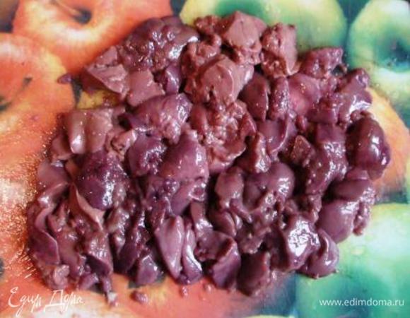 Куриную печень вымыть и нарезать.