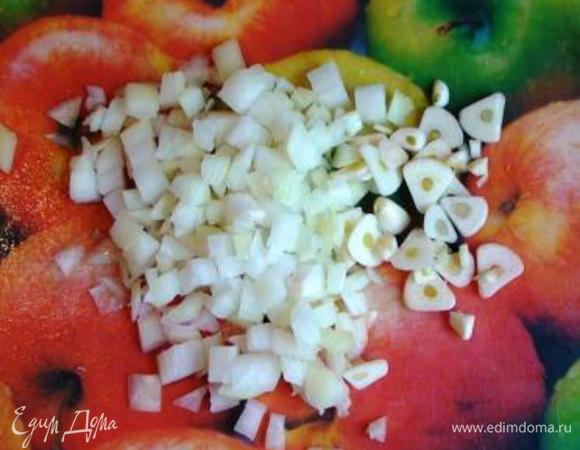 Очистить и измельчить лук и чеснок.