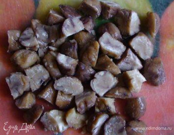 Нарезать вареные каштаны.