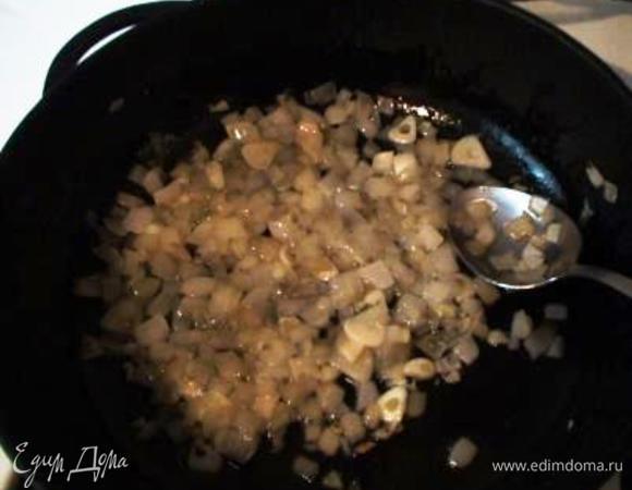 Обжарить лук с чесноком на 80 г сливочного масла.
