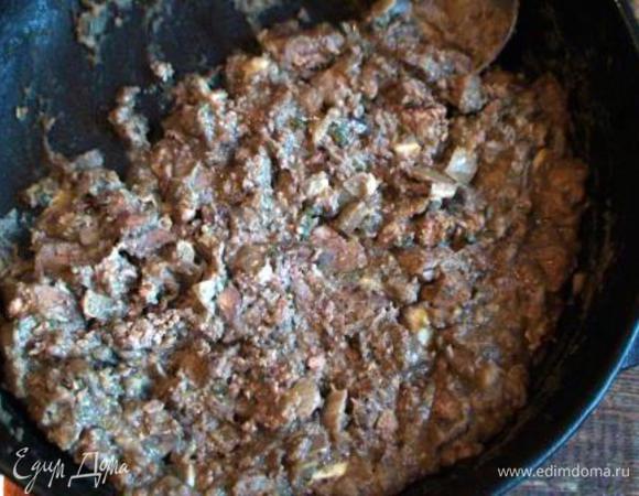 Добавить куриную печень и обжарить в течение 3 мин. Добавить каштаны, тимьян, вино и коньяк и готовить 10 мин.