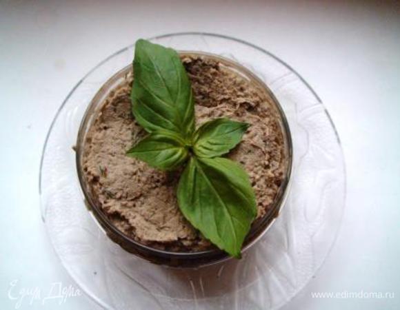 Вмешать в паштет 200 г сливочного масла, посолить и поперчить. Поставить в холодильник на 5 ч.