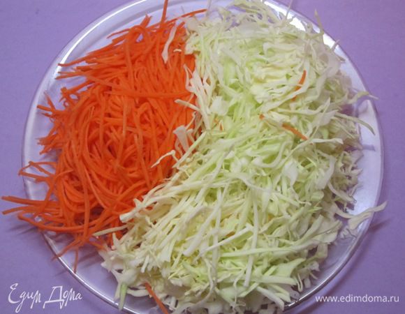Капусту нашинковать, морковь натереть на терке для моркови по-корейски.