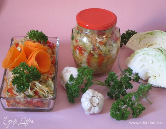 Затем овощную смесь разложить по баночкам. Стерилизовать 750-граммовые баночки 20-25 минут. Закатать.