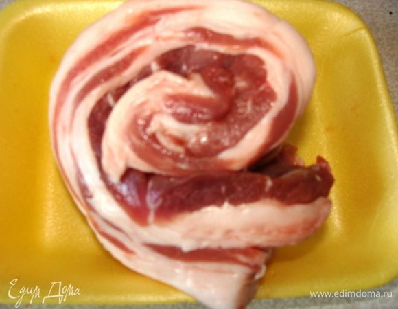 Подготовьте сало. У меня было без кожи и без костей, я завернула его «улиточкой» для красоты и завязала ниткой, чтобы не раскрутилось в процессе приготовления.