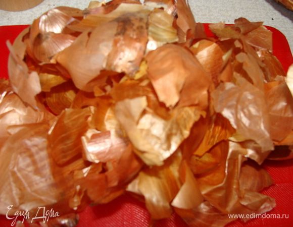 Для маринада подготовьте шелуху, залейте водой, добавьте соль, перец, лавровый лист, доведите до кипения. Положите сало. Надо, чтобы оно полностью было покрыто рассолом в процессе всего времени приготовления.