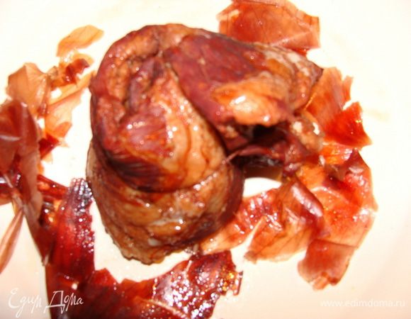 Варите сало в зависимости от размера куска, 1,5 кг я варю 1,5 часа. У меня кусочек был меньше и времени затратилось меньше. Выньте сало из рассола, очистите от шелухи.