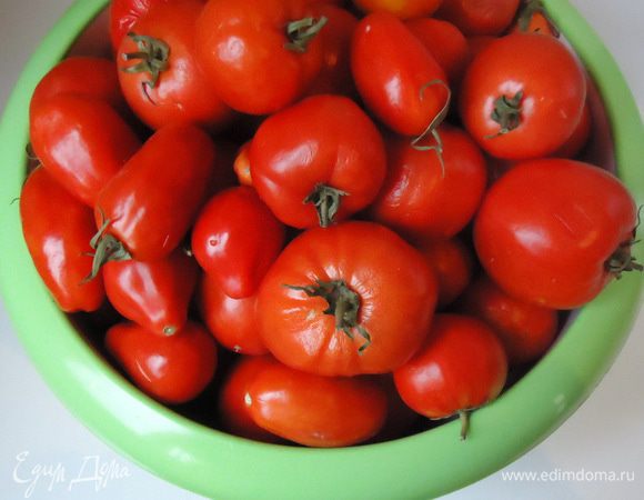 Помидоры промыть под проточной водой.
